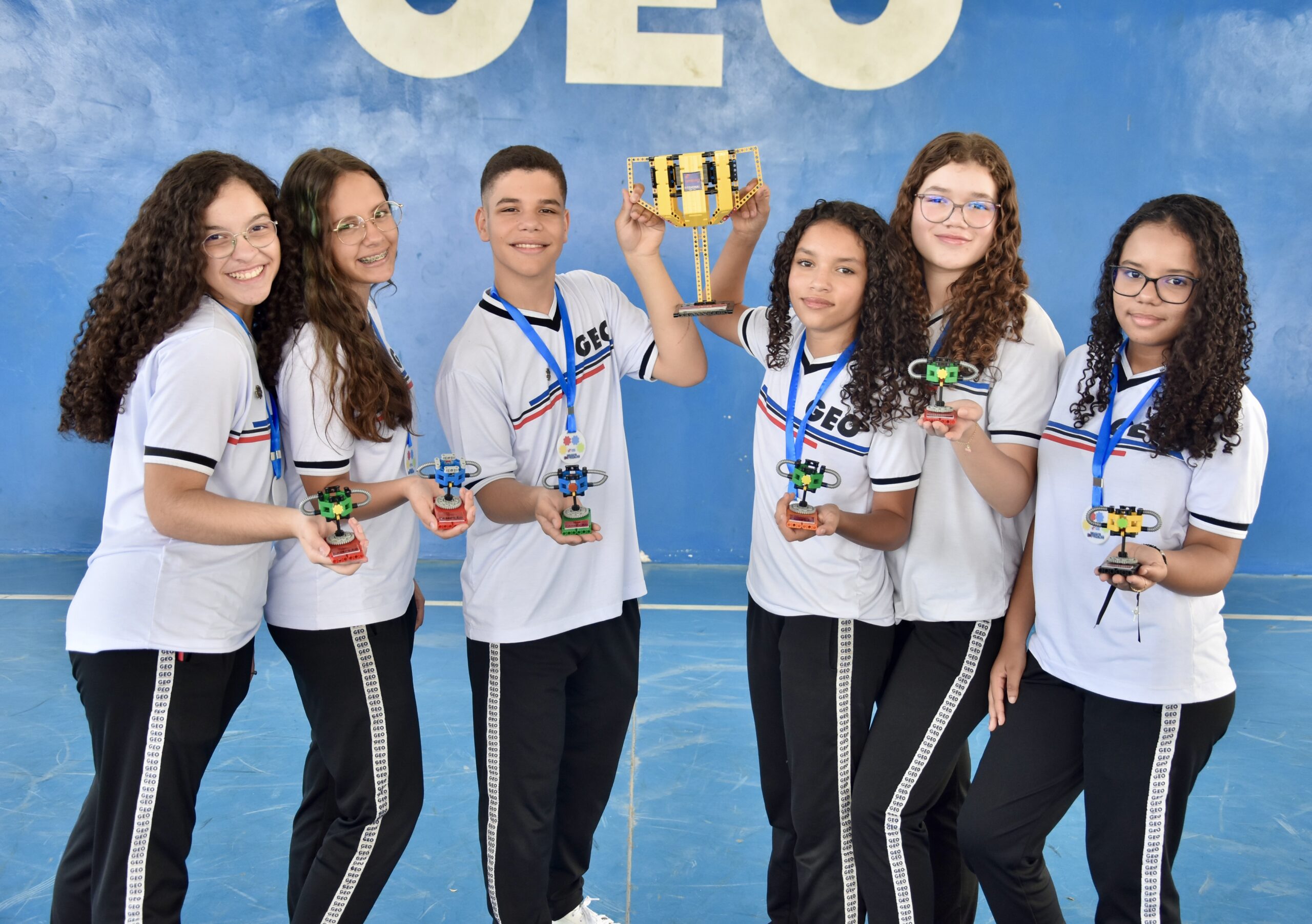 Estudantes campeões de robótica da escola GeoJuazeiro